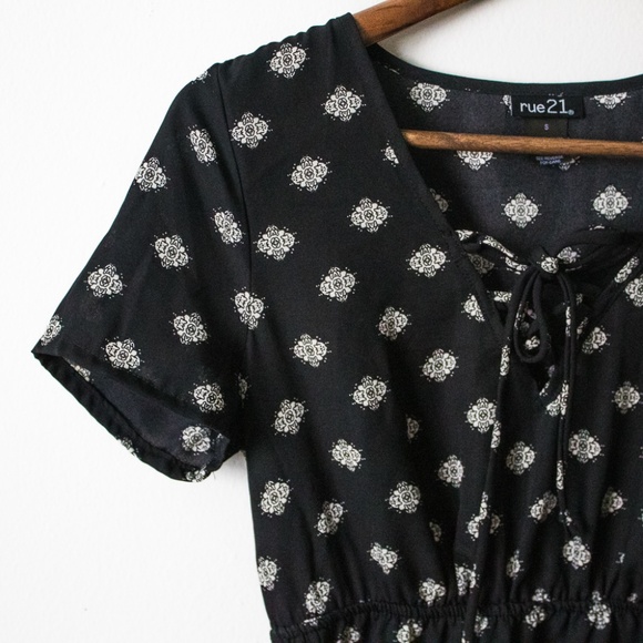 Rue21 Short Sleeve Black Patterned Mini Dress - Picture 3 of 4